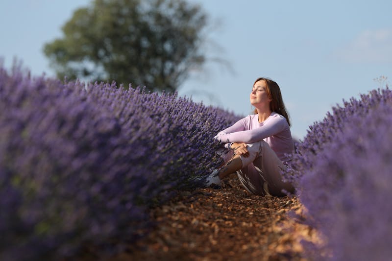 Vrouw in veld vol lavendel