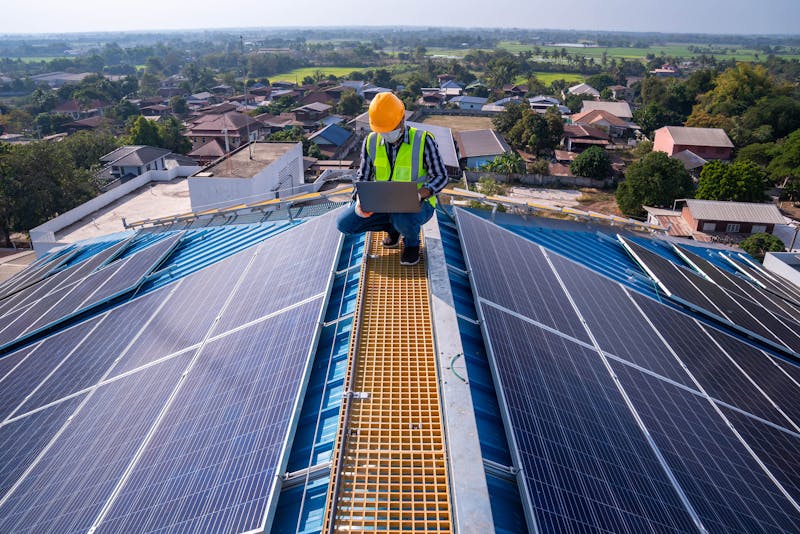 Installateur installeert zonnepanelen op een dak