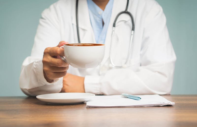 Dokter die een kopje koffie drinkt