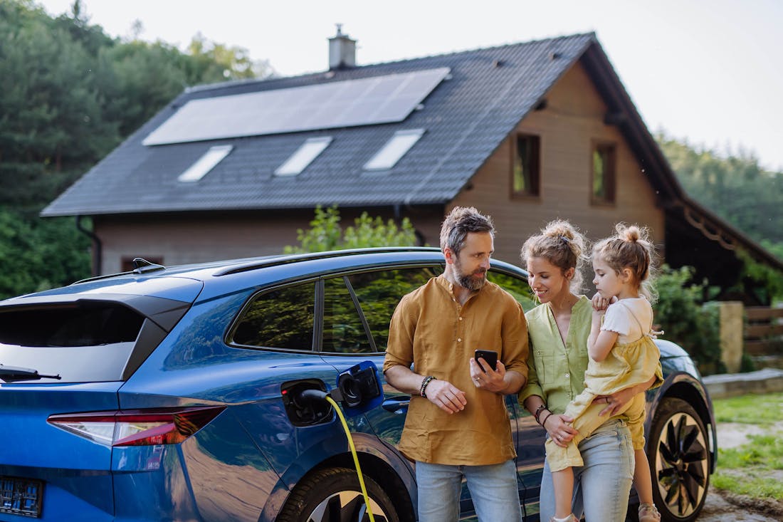 Elektrische auto en zonnepanelen: wat bespaar je?