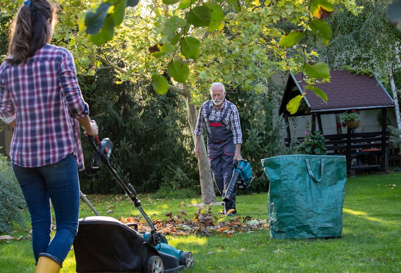 Bladblazen en grasmaaien in de herfsttuin