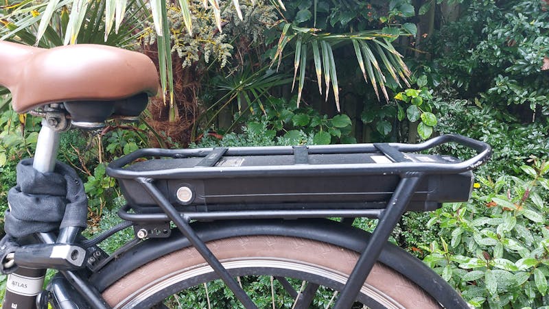 E-bike met accu onder bagagedrager