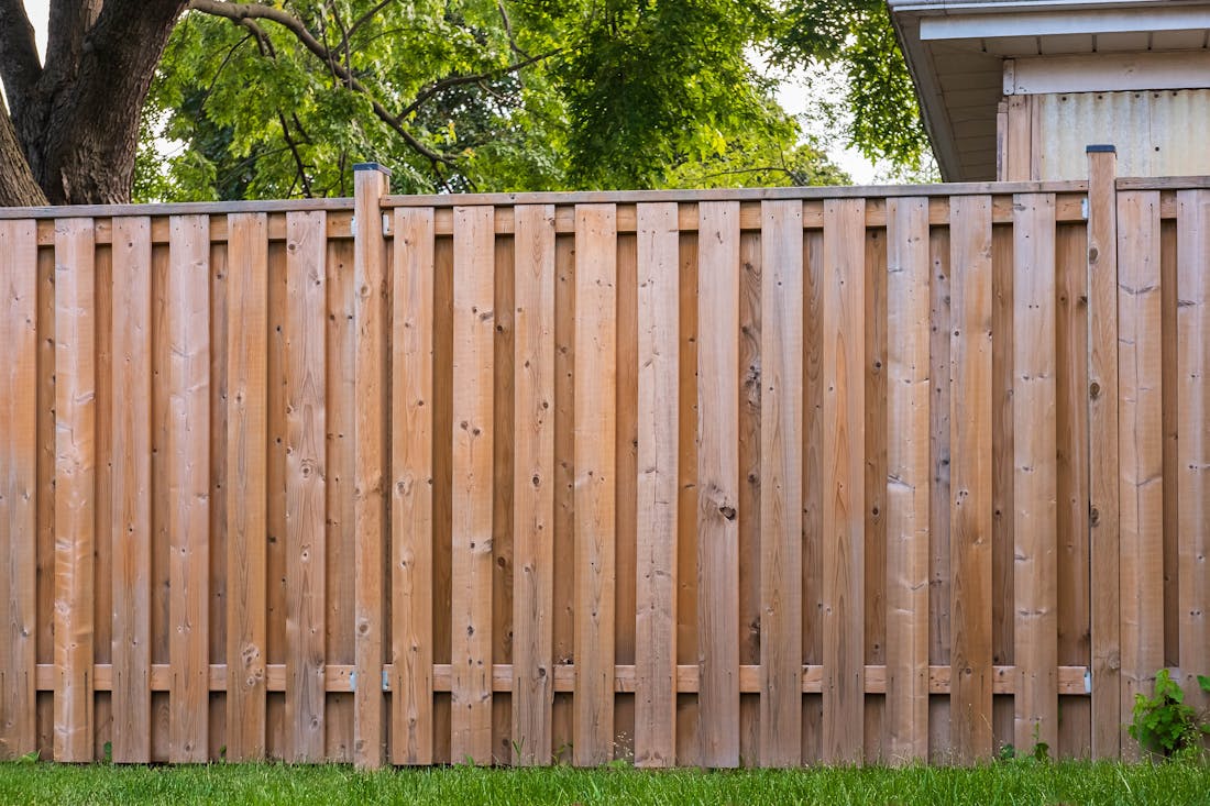 Zo bouw je een stevige schutting in je tuin