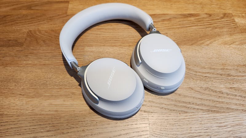 Bose QuietComfort Ultra opgeklapt.