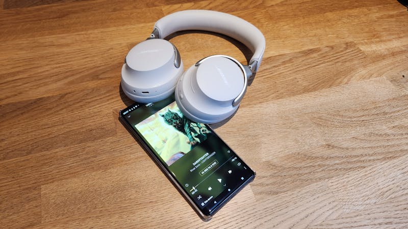 De Bose QuietComfort Ultra met smartphone.