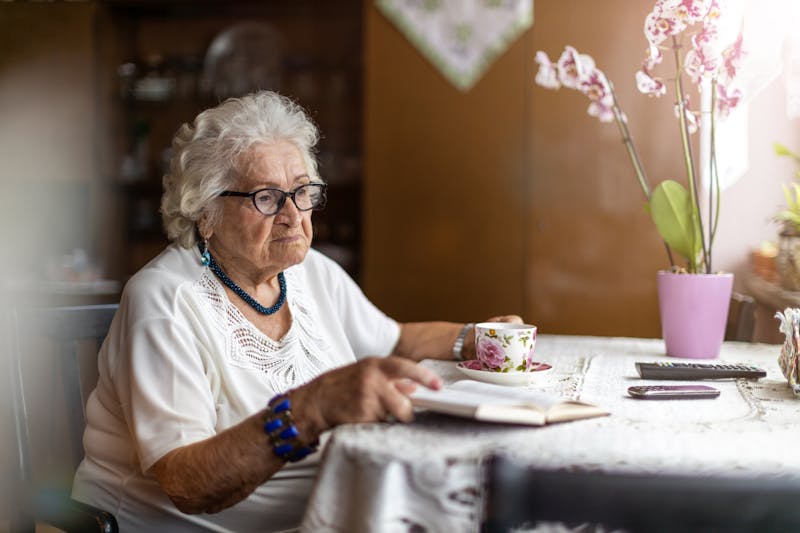 Eenzame oudere dame aan tafel