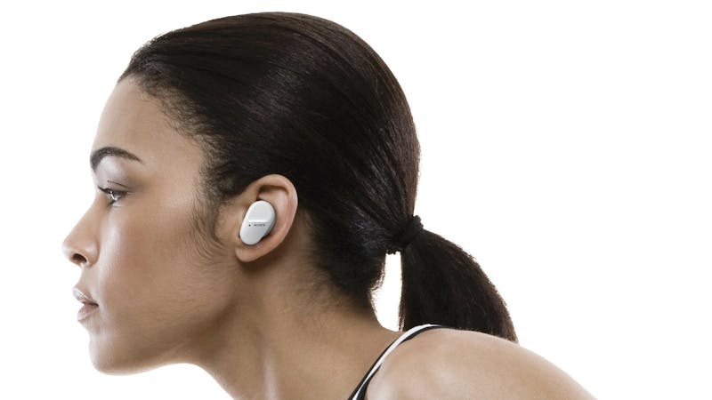 Zijdelingse foto van jonge vrouw met Sony in-ears