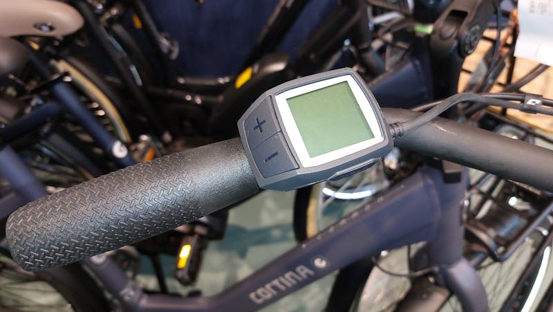 Klein display op het stuur van een e-bike