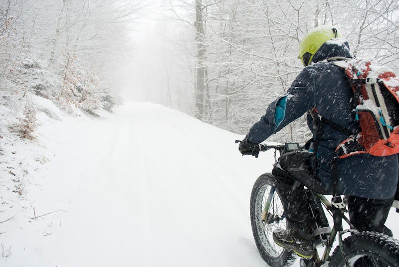 Mountainbiker in de sneeuw