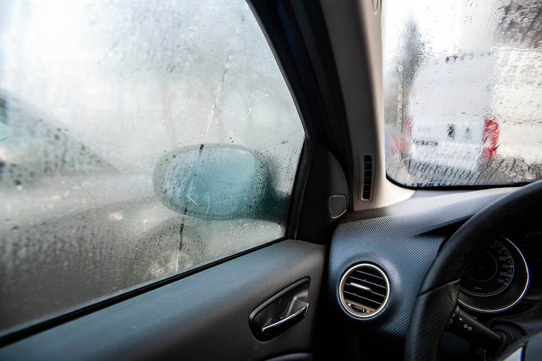 Vocht in de auto en beslagen ruiten? Zo kom je ervan af!