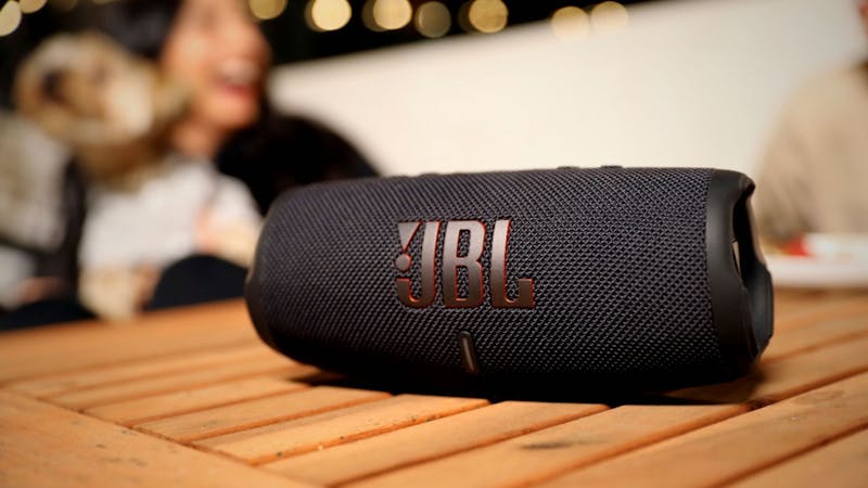 JBL Charge 5 op een salontafel.