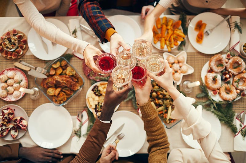 Proosten aan een feestelijke tafel