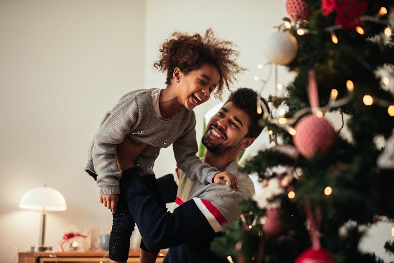 spontaan portret bij kerstboom