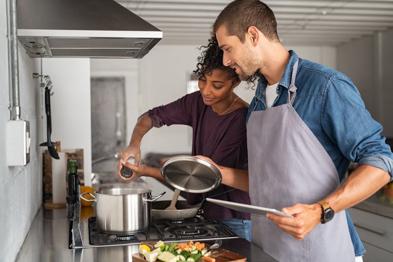 Twee mensen in een professionele keuken