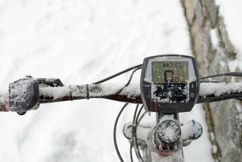 Elektrische fiets in de sneeuw.