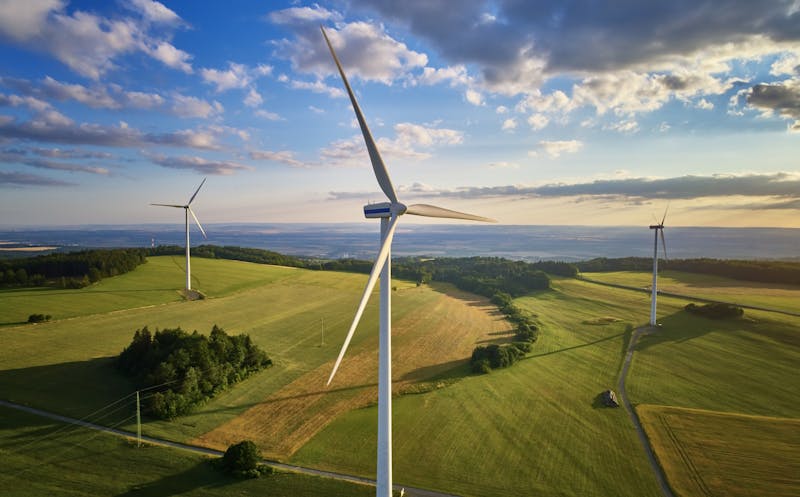 windmolenpark in glooiend landschap