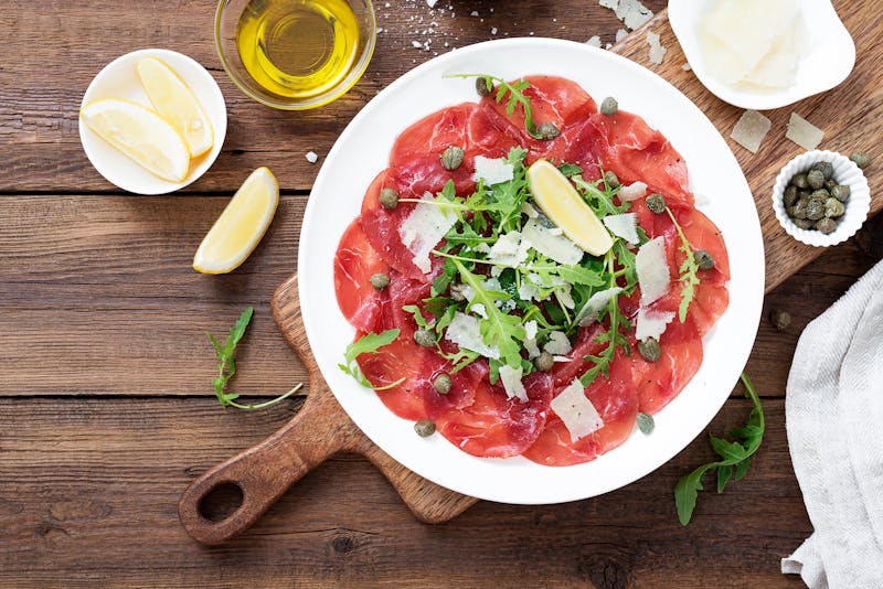 Een bord met carpaccio