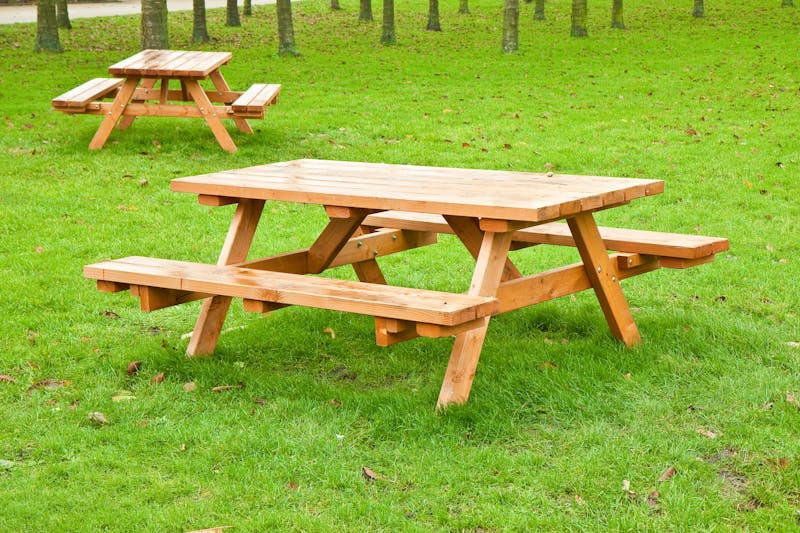 Picknicktafel in een weiland