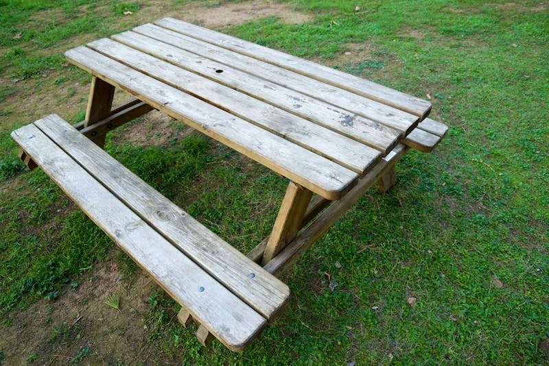 Houten picknicktafel in het gras