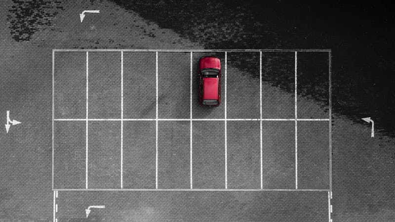 Parkeerplaats met maar één auto erop