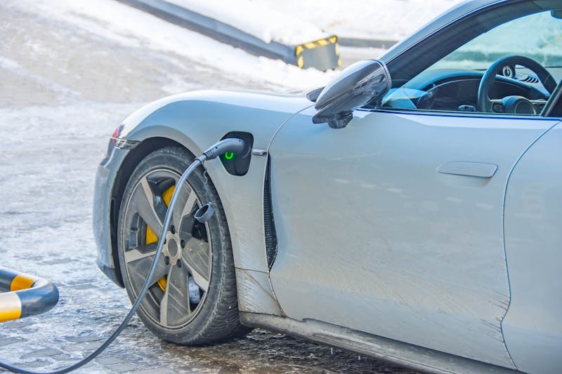 Elektrische auto opladen in de winter