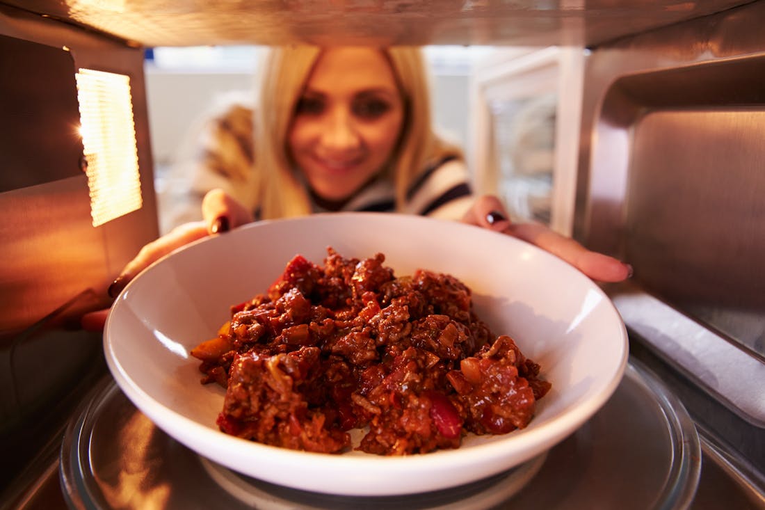 Eten opwarmen in de magnetron: dit moet je weten (mét stappenplan!)