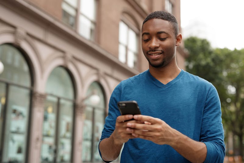 Partnerbijdrage Bitdefender Man met smartphone