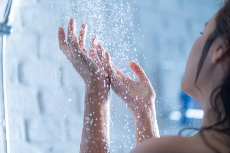 Vrouw onder douche