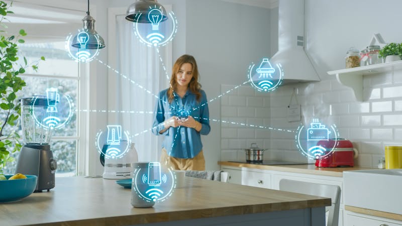 Vrouw bedient smarthome