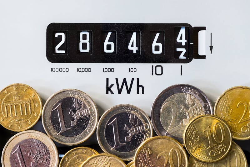 Energiemeter met geld ervoor