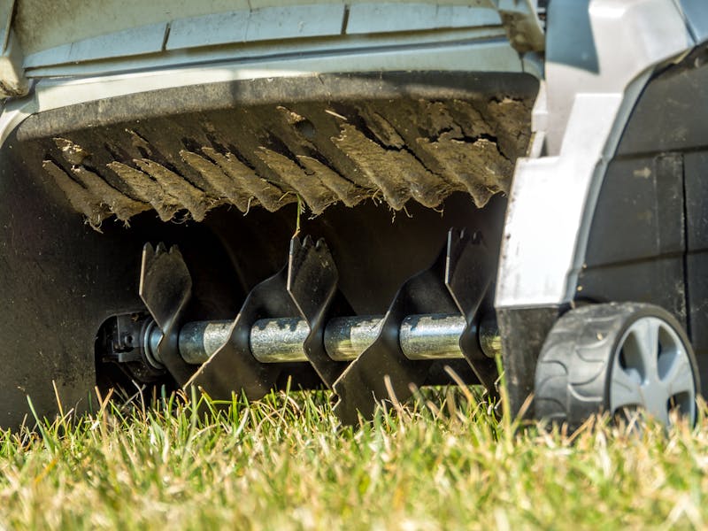 Gras verticuteren met een machine