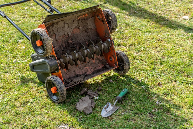 Onderkant verticuteermachine schoonmaken