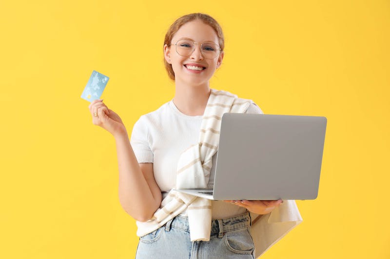 Vrouw met laptop en creditcard