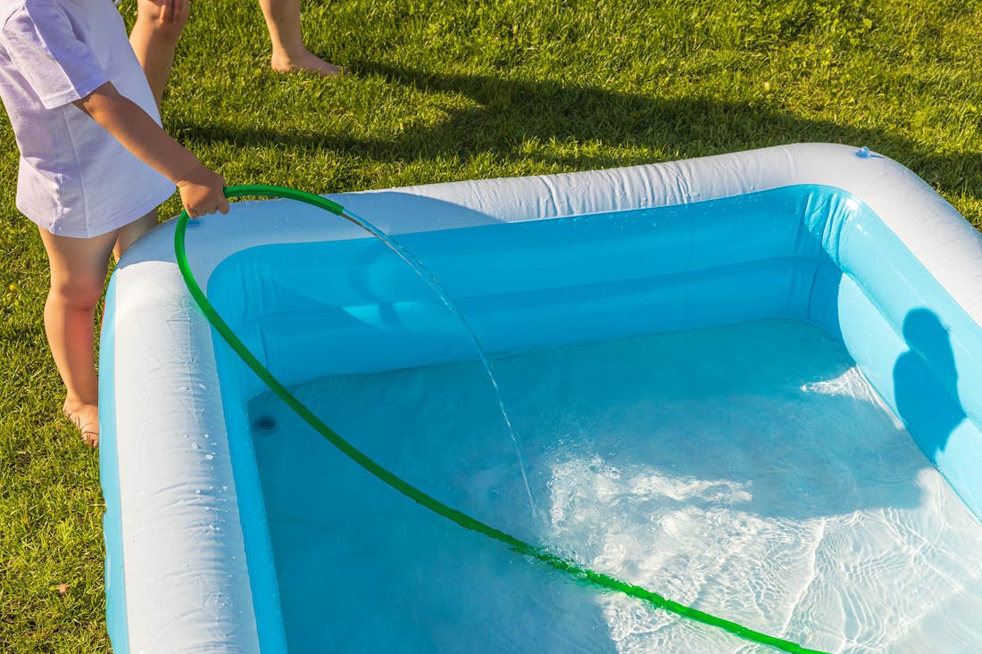 Waterpret zonder schuldgevoel: zo ga je zuinig om met zwembadwater