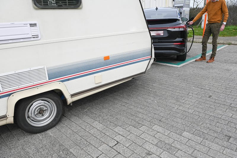 Elektrische auto met caravan