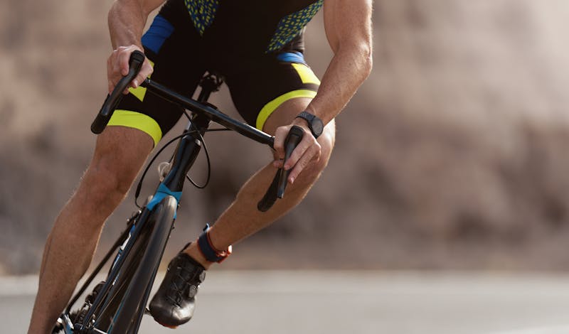 Een wielrenner aan het fietsen