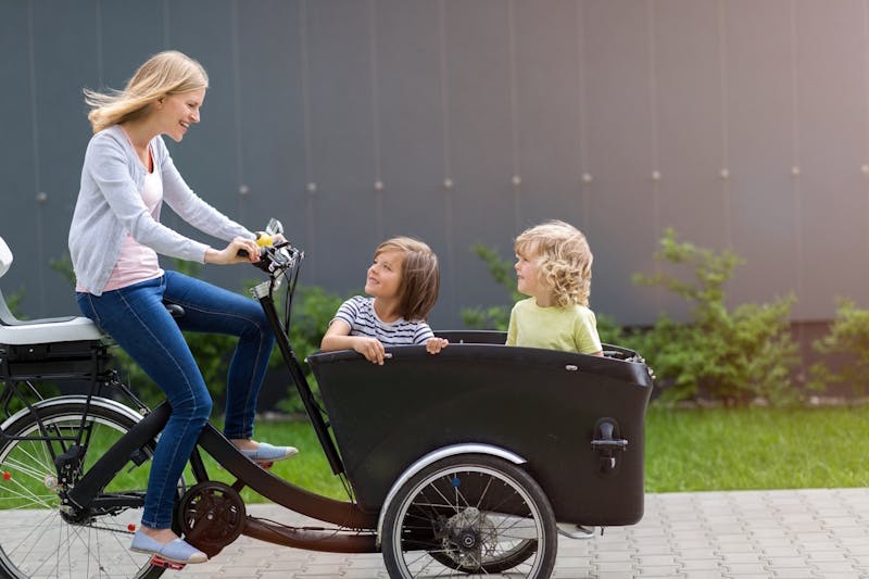 Bakfiets met kinderen in de bak.