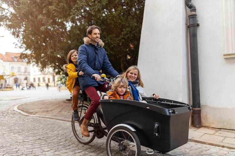 Een bakfiets met een heel gezin erin.