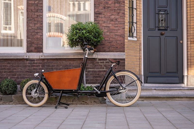 bakfiets voor huis geparkeerd