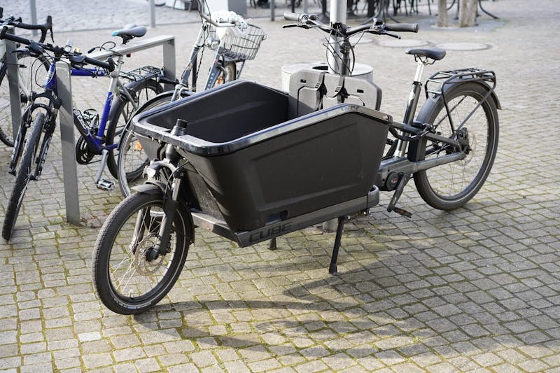 Een lege bakfiets buiten op straat. Foto: Achim Wagner - stock.adobe.com