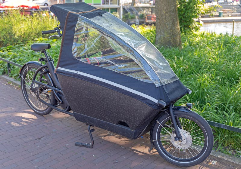 Bakfiets met regenhoes