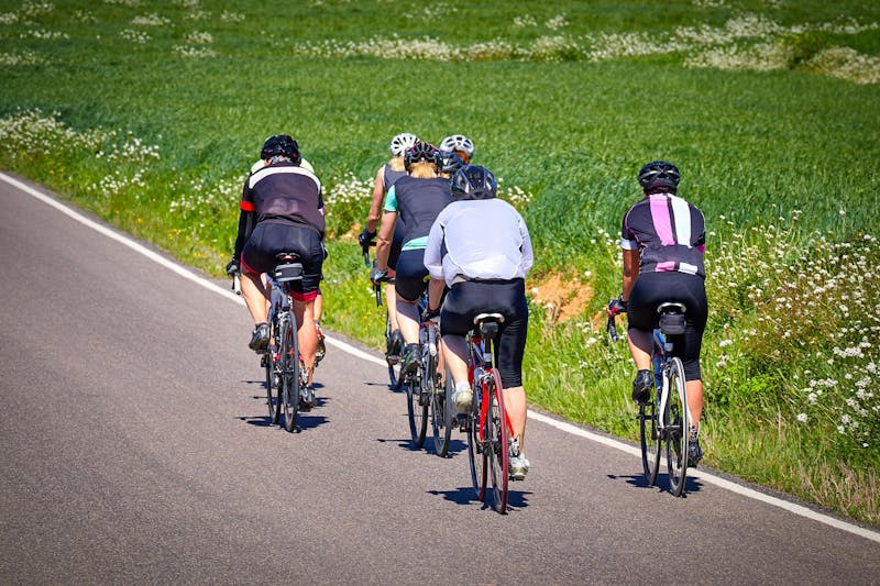 Groepje op de fiets in het voorjaar