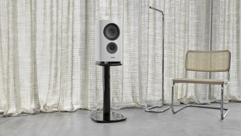 Witte Canton Reference 9-speaker met een gordijnachtergrond.