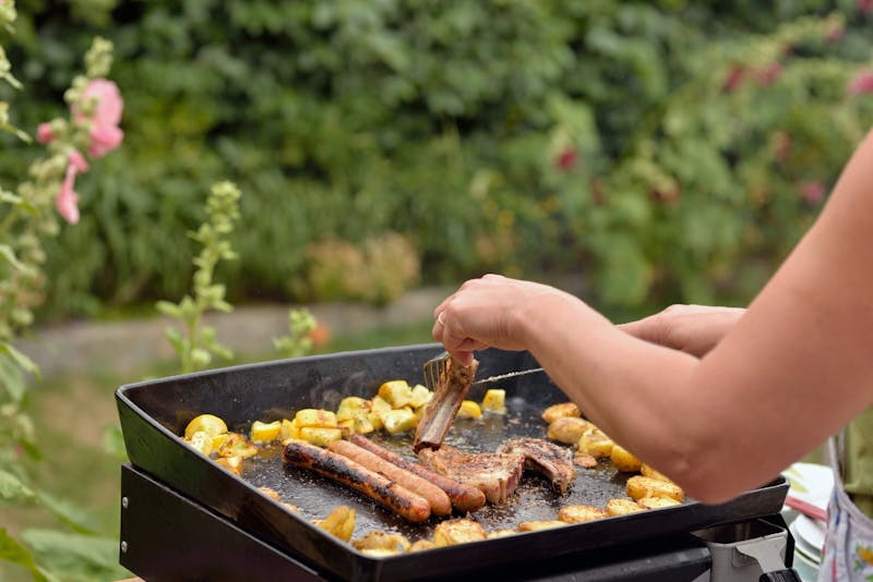 Worstjes grillen op een bakplaat