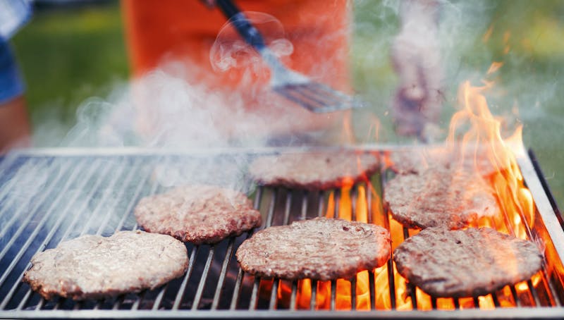 Hamburgers op de barbecue