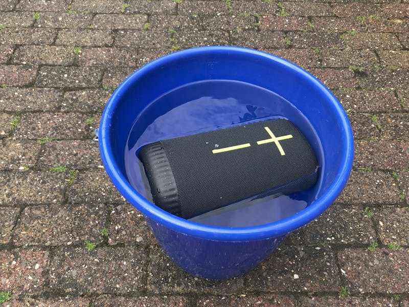 Waterdichte bluetooth-speaker in blauwe emmer