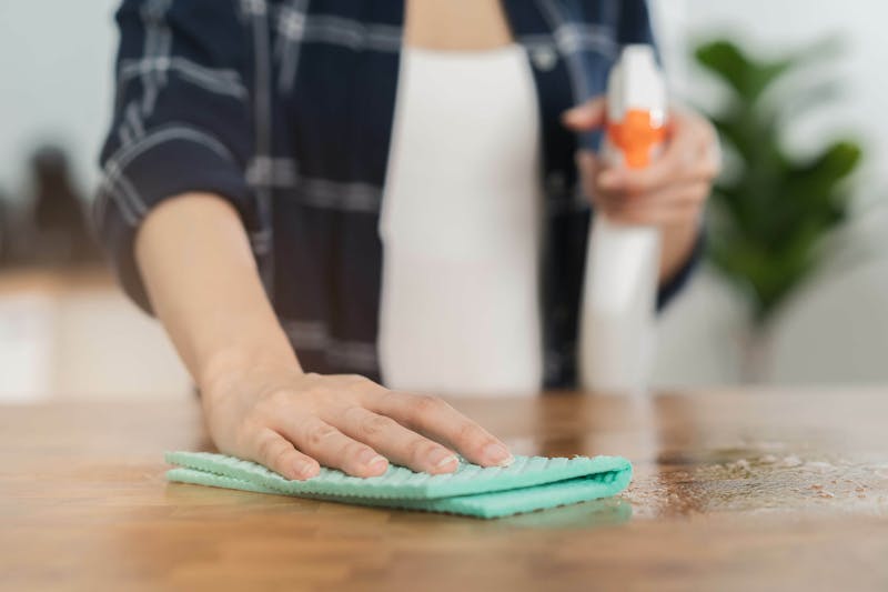 Houten meubelen schoonmaken