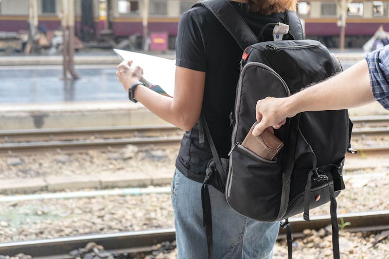 Zakkenroller op treinstation