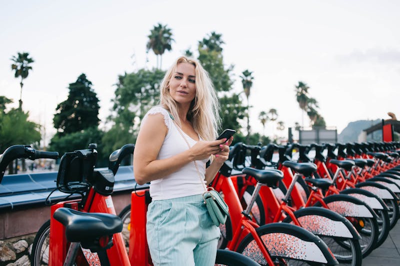 Vrouw bij huurfietsen