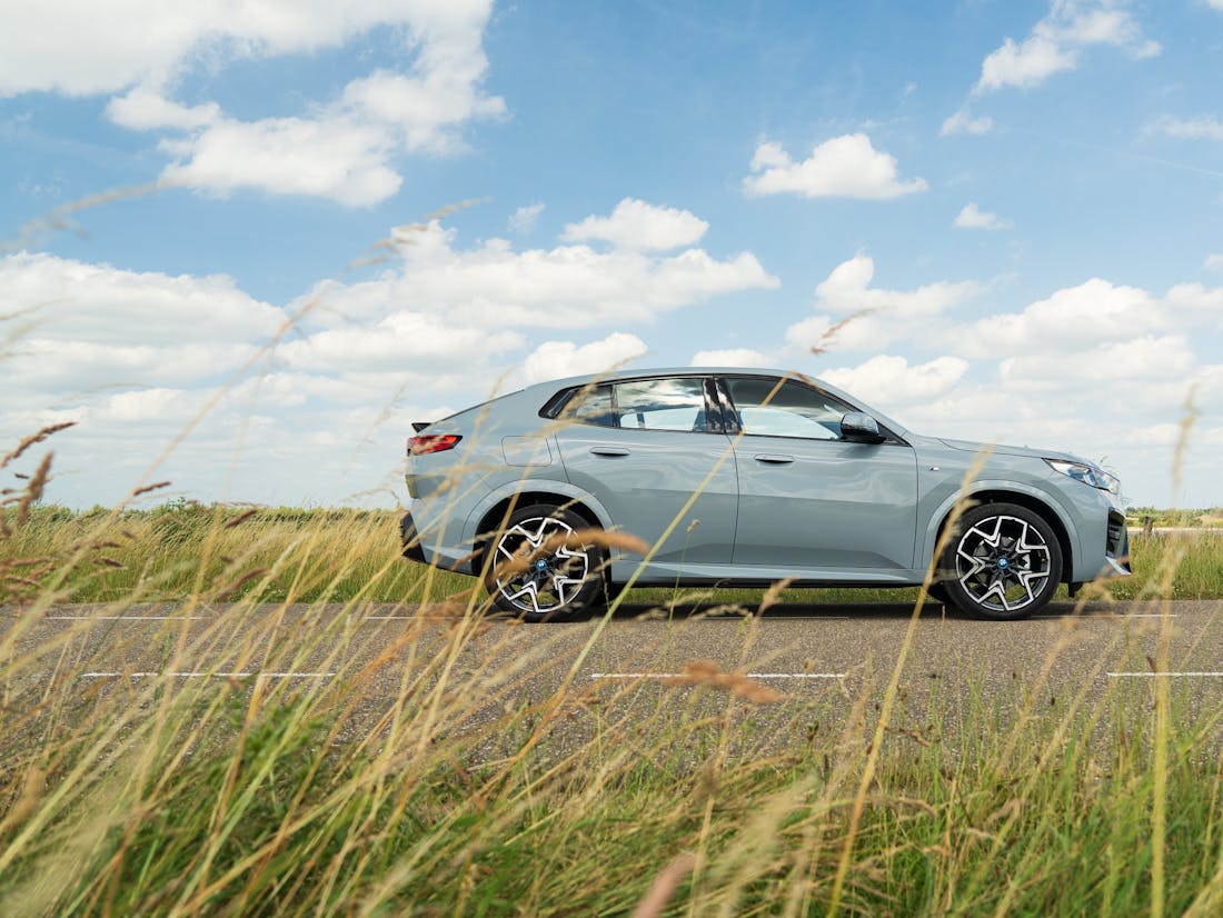 Review BMW iX2 eDrive20 – Hoe de wind waait, waait zijn jasje